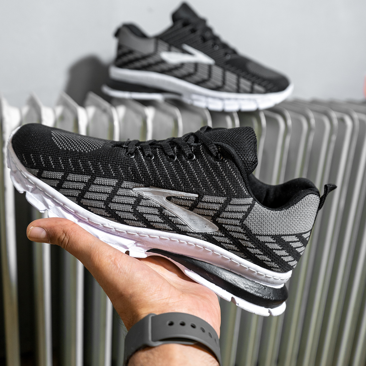 كفش ورزشي مردانه مشكي طوسي مدل Karlos