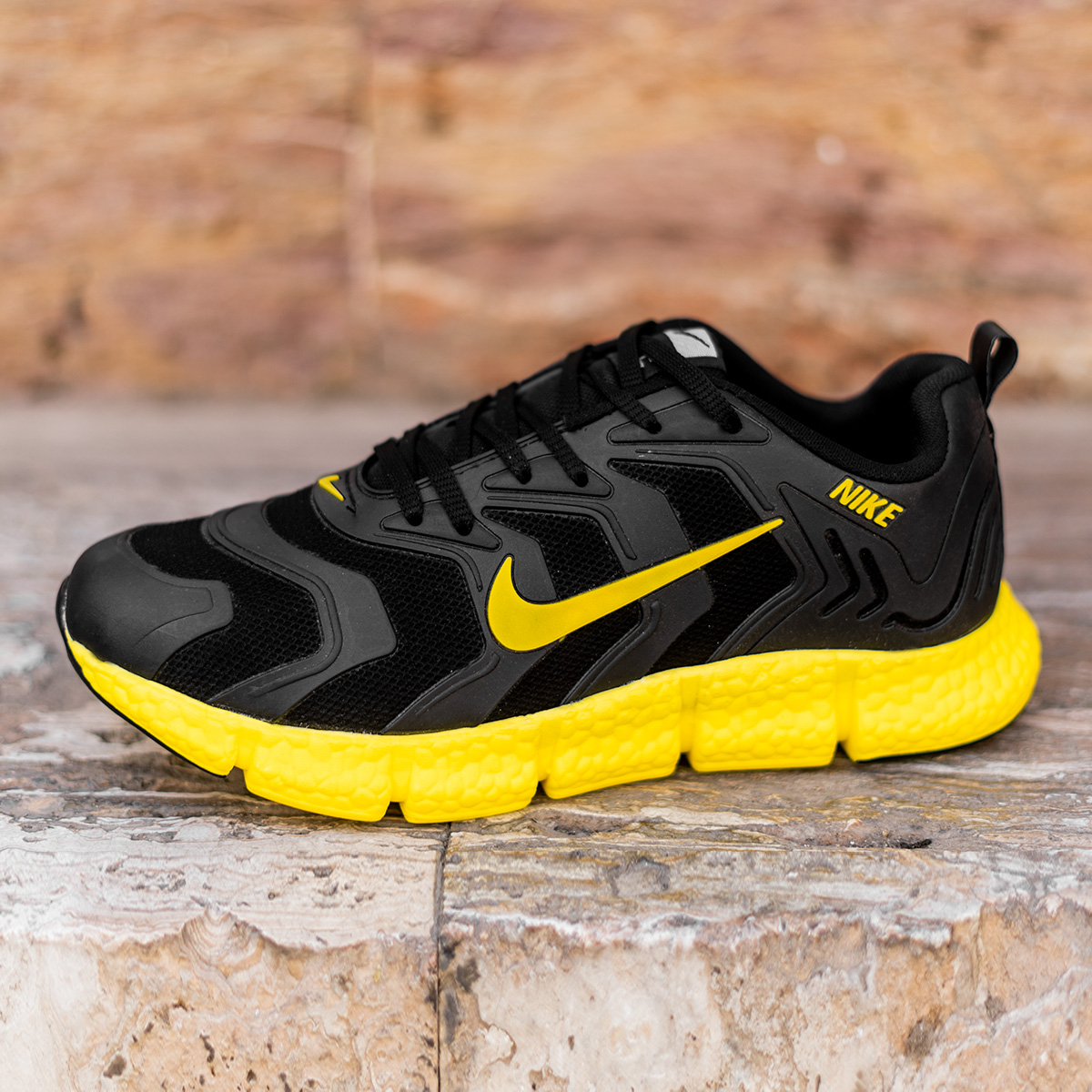 کفش ورزشی Nikeمردانه مشکی زرد مدلArax