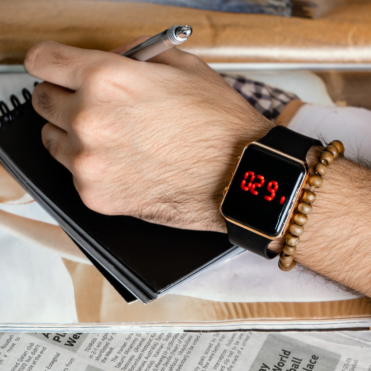 ساعت ال ای دی مشکی طلایی f450