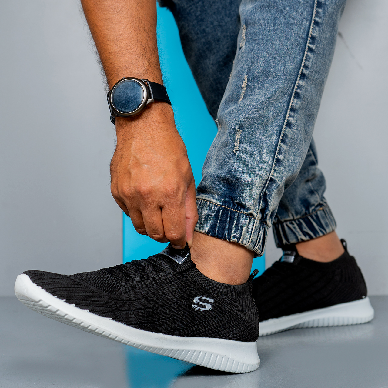 کفش ورزشی اسکیچرز مردانه مشکی زیره سفید مدلE55