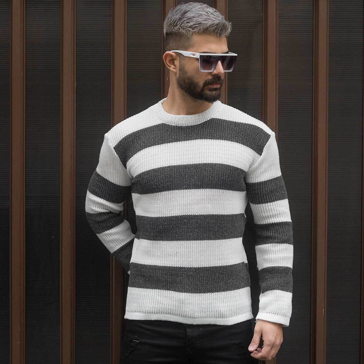 پلیور مردانه راه راه سفید طوسی مدل Mahyad
