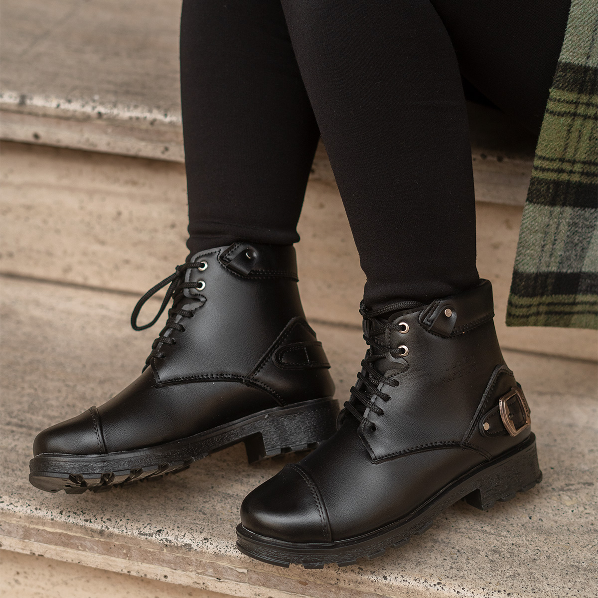 نیم بوت زنانه سگک دار بندی مشکی مدل Farnosh