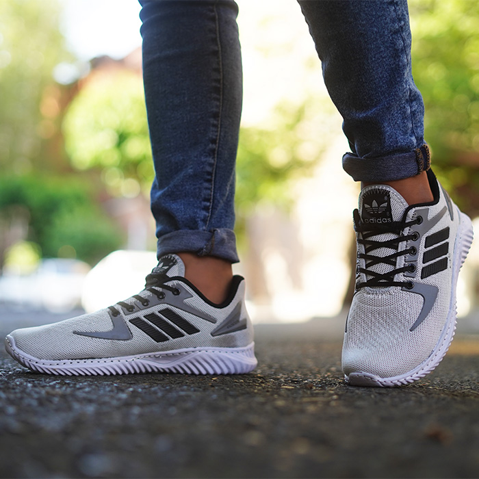 کفش ورزشی مردانه آدیداس سفید طوسی مدل zarax