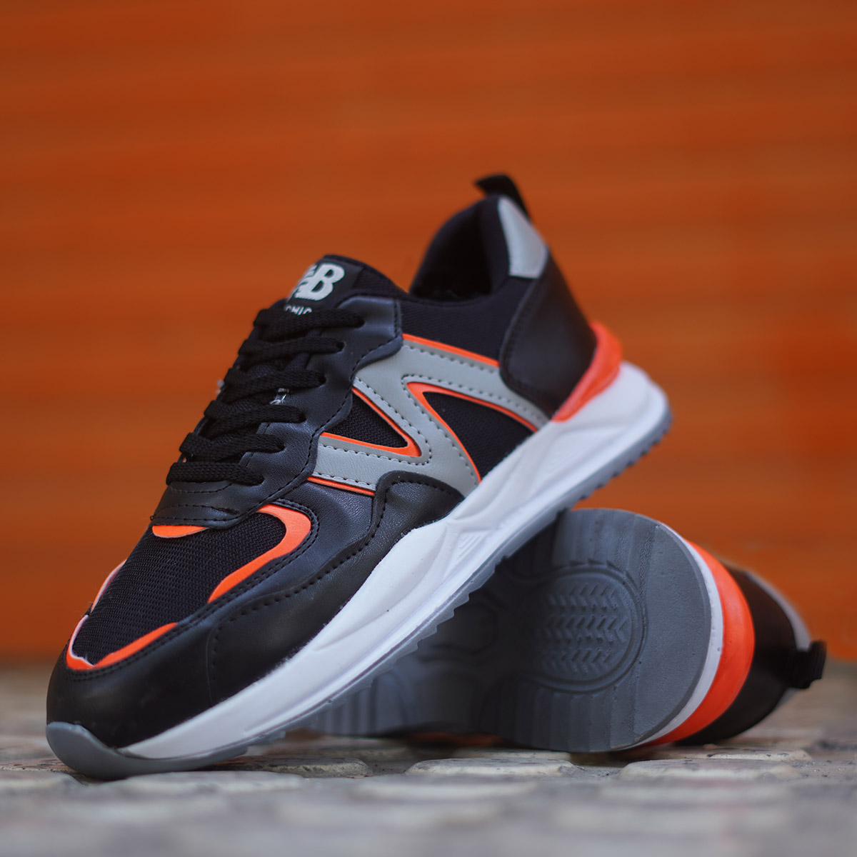 کفش ورزشی New Balance مردانه مشکی نارنجی مدل Romano