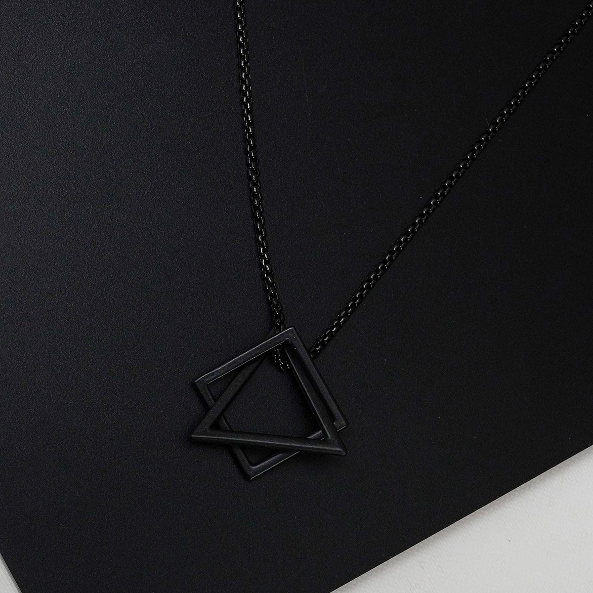 گردنبند طرح برمودا مشکی