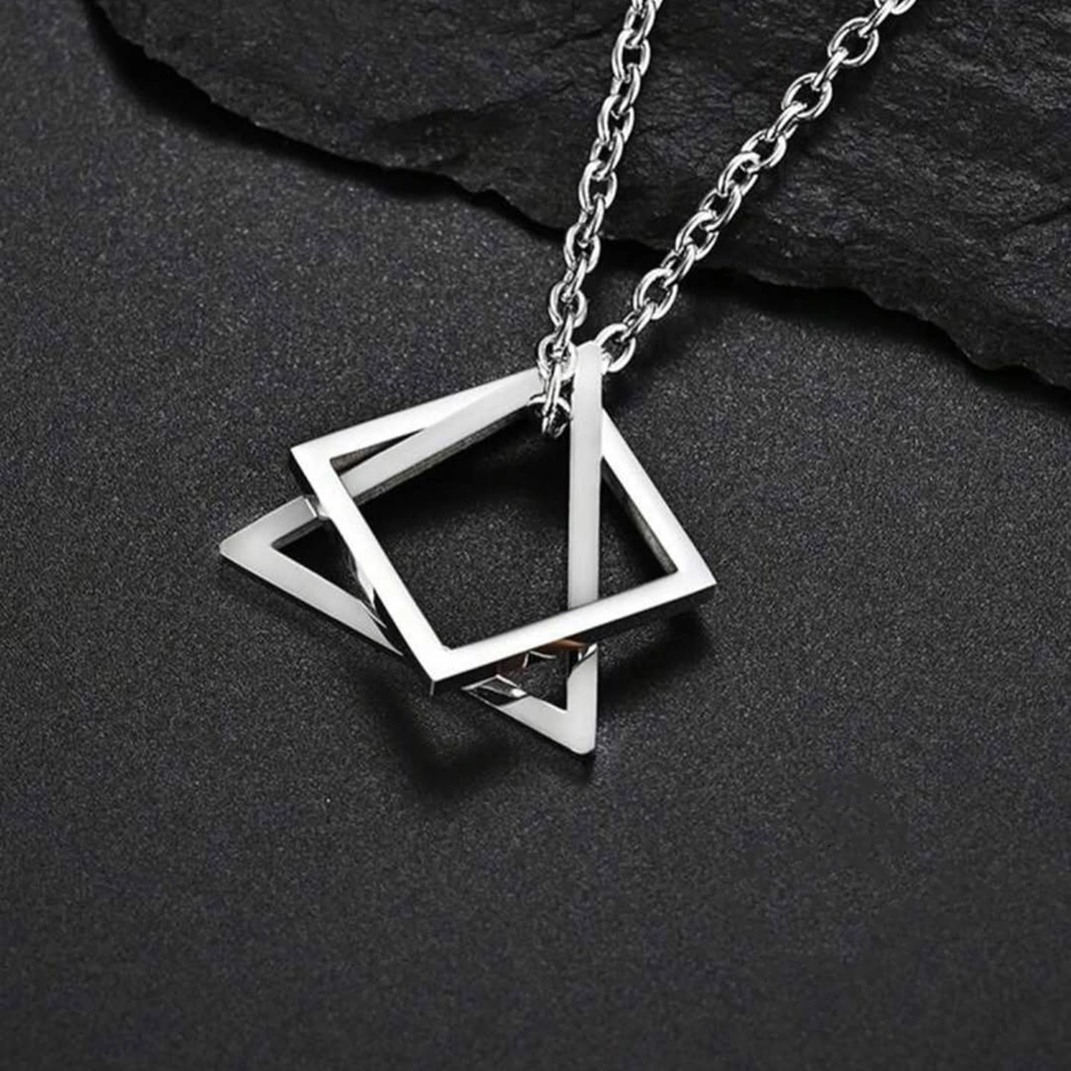 گردنبند طرح برمودا نقره ای